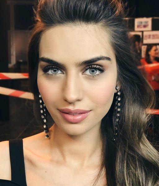 Amine Gülşe'ye iltifat yağmuru 