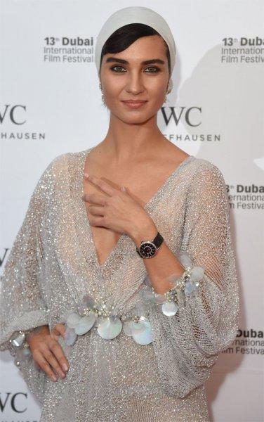 Suudi Arabistanlı yazar Tuba Büyüküstün'e ikizi kadar benziyor 