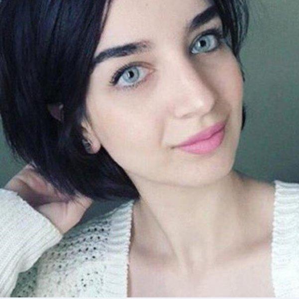 Suudi Arabistanlı yazar Tuba Büyüküstün'e ikizi kadar benziyor 