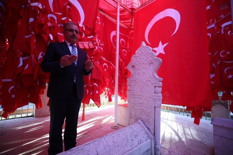 Bayraklı Baba Türbesi etkileyici hikayesiyle ilgi görüyor
