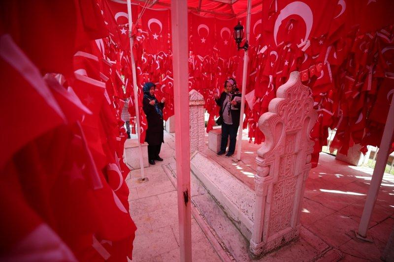 Bayraklı Baba Türbesi etkileyici hikayesiyle ilgi görüyor
