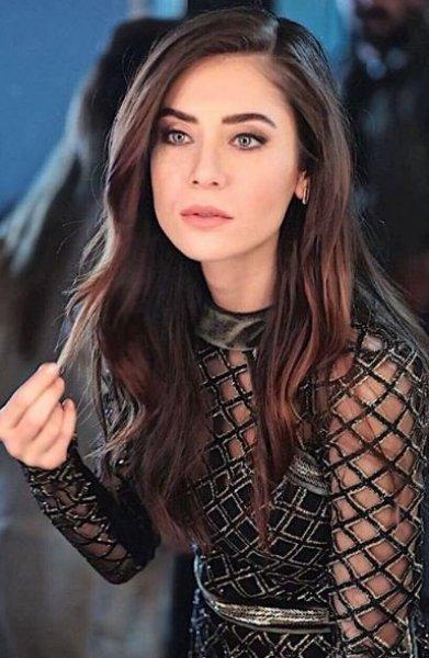 Oyuncu Fulya Zenginer annesini kaybetti 