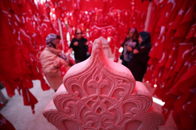 Bayraklı Baba Türbesi etkileyici hikayesiyle ilgi görüyor