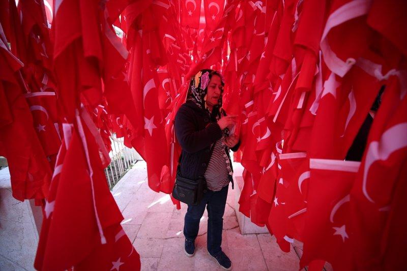 Bayraklı Baba Türbesi etkileyici hikayesiyle ilgi görüyor