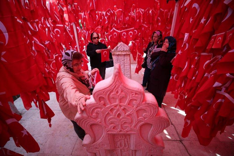 Bayraklı Baba Türbesi etkileyici hikayesiyle ilgi görüyor