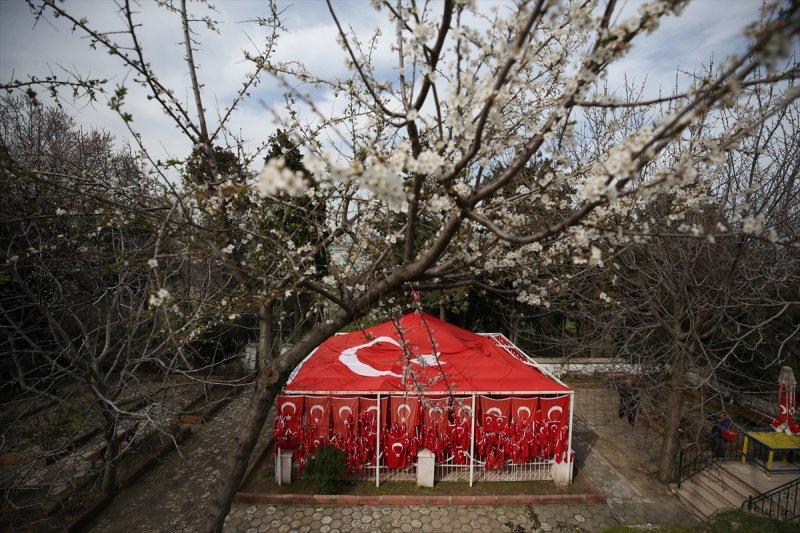 Bayraklı Baba Türbesi etkileyici hikayesiyle ilgi görüyor