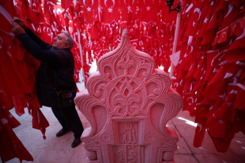 Bayraklı Baba Türbesi etkileyici hikayesiyle ilgi görüyor