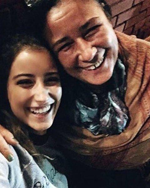 Hazal Kaya annesini yalnız bırakmadı 