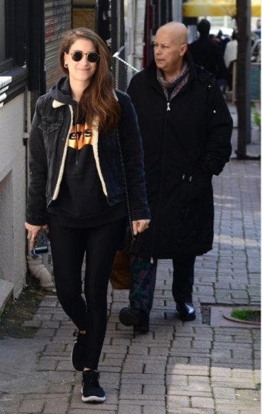 Hazal Kaya annesini yalnız bırakmadı 