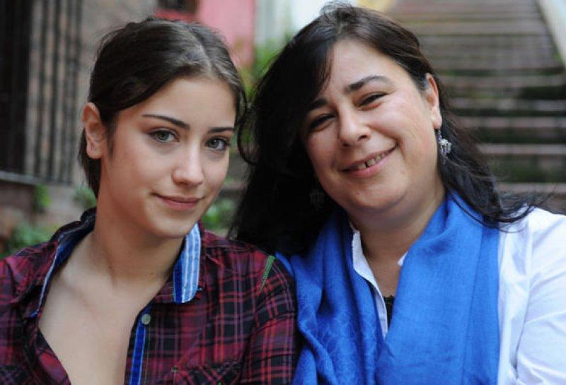 Hazal Kaya annesini yalnız bırakmadı 