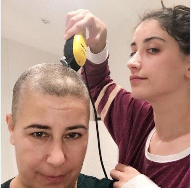 Hazal Kaya annesini yalnız bırakmadı 