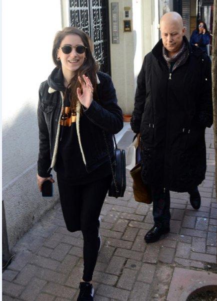 Hazal Kaya annesini yalnız bırakmadı 