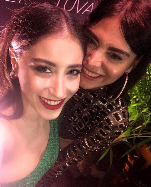 Hazal Kaya annesini yalnız bırakmadı 