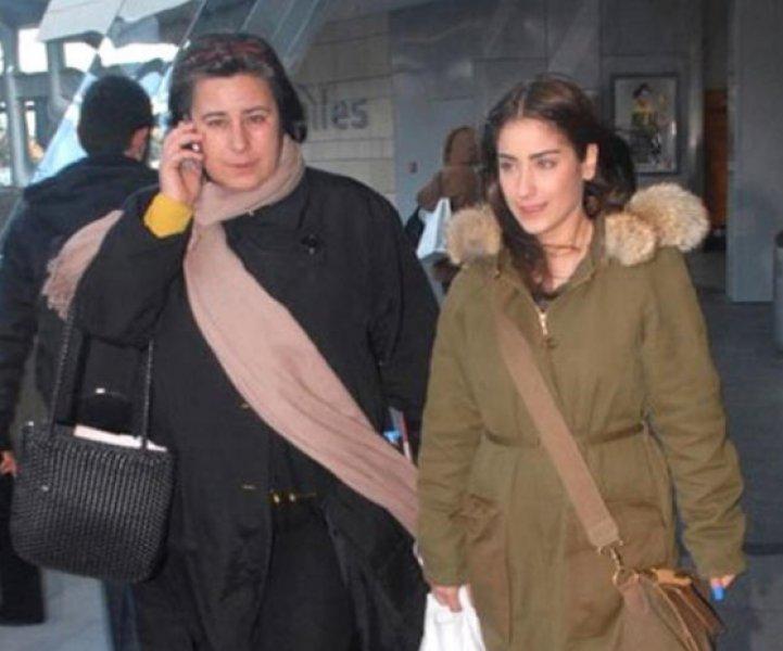 Hazal Kaya annesini yalnız bırakmadı 