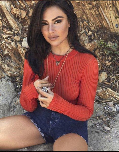 Hadise'den cesur konser kıyafetleri 