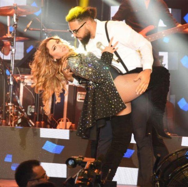 Hadise'den cesur konser kıyafetleri 