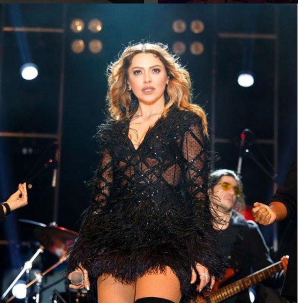 Hadise'den cesur konser kıyafetleri 