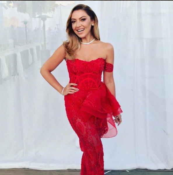 Hadise'den cesur konser kıyafetleri 