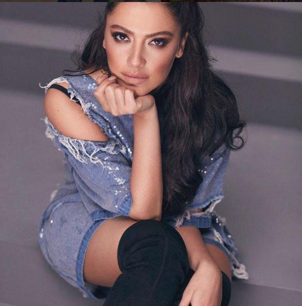 Hadise'den cesur konser kıyafetleri 