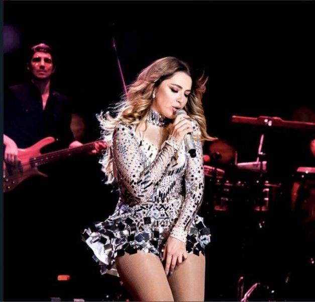Hadise'den cesur konser kıyafetleri 