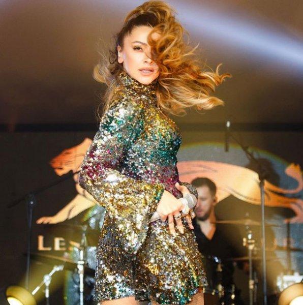 Hadise'den cesur konser kıyafetleri 
