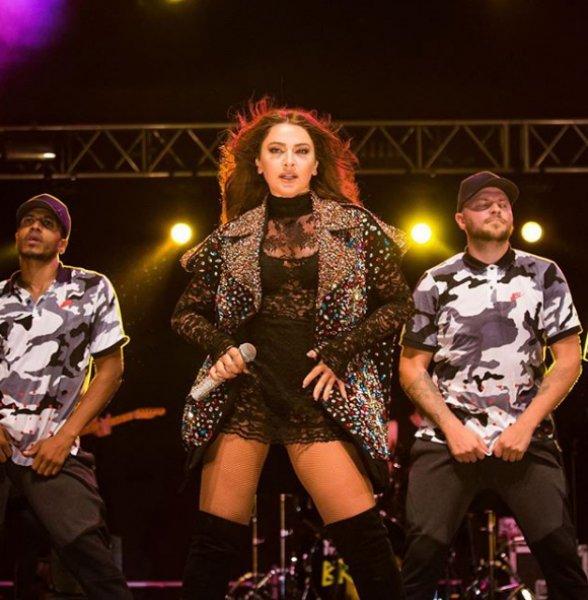 Hadise'den cesur konser kıyafetleri 