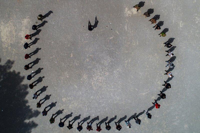 Kadın başpolis erkek meslektaşlarına ateş etmeyi öğretiyor