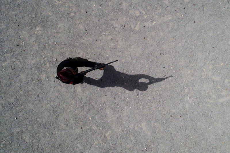 Kadın başpolis erkek meslektaşlarına ateş etmeyi öğretiyor