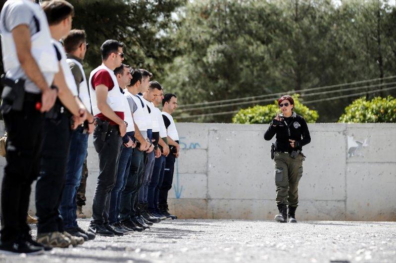 Kadın başpolis erkek meslektaşlarına ateş etmeyi öğretiyor