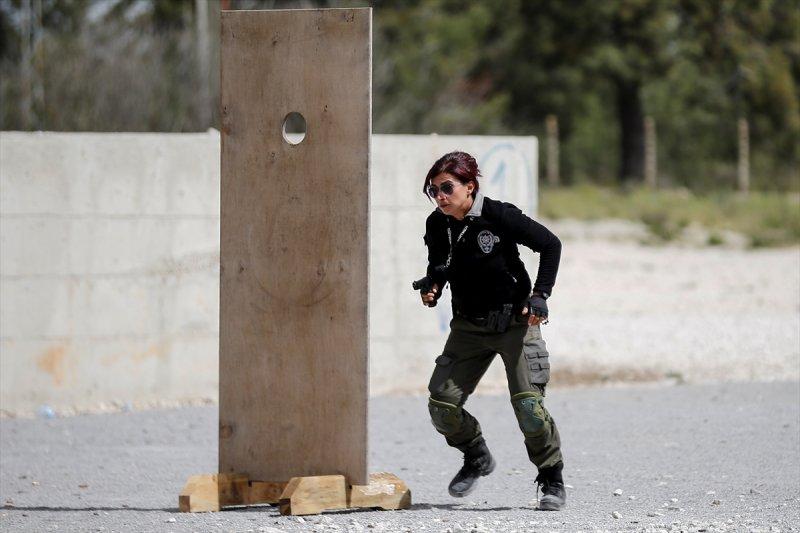 Kadın başpolis erkek meslektaşlarına ateş etmeyi öğretiyor