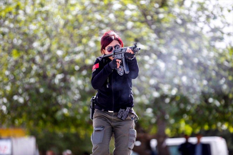 Kadın başpolis erkek meslektaşlarına ateş etmeyi öğretiyor