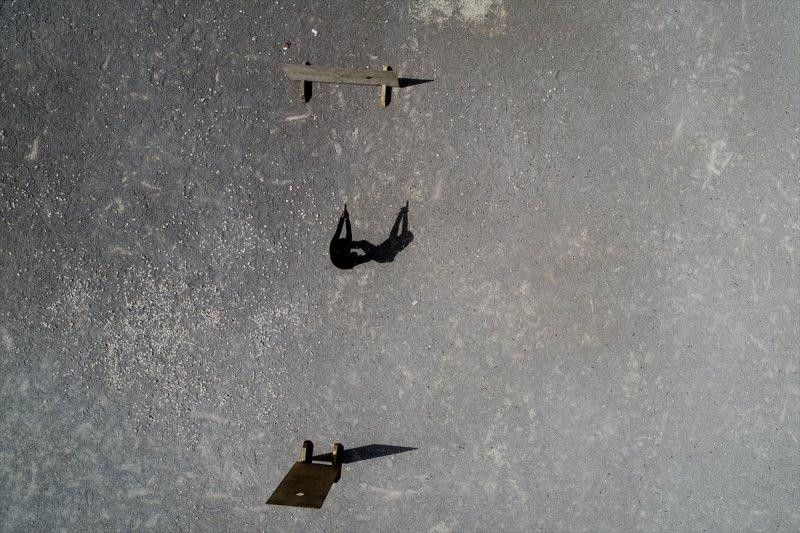 Kadın başpolis erkek meslektaşlarına ateş etmeyi öğretiyor