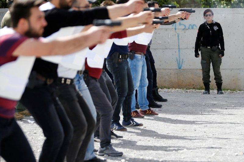 Kadın başpolis erkek meslektaşlarına ateş etmeyi öğretiyor