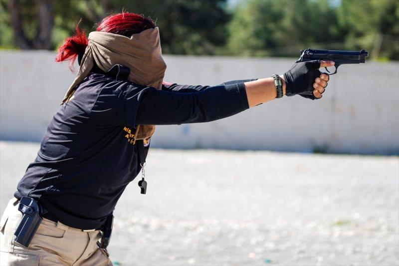 Kadın başpolis erkek meslektaşlarına ateş etmeyi öğretiyor