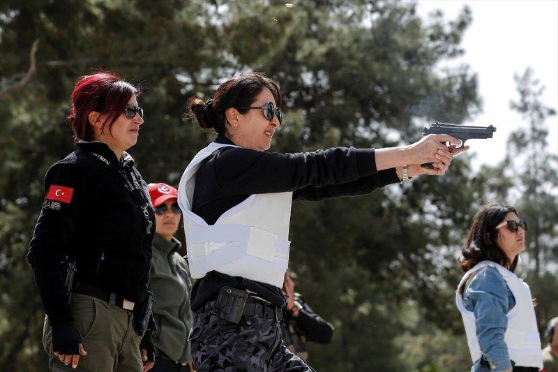 Kadın başpolis erkek meslektaşlarına ateş etmeyi öğretiyor