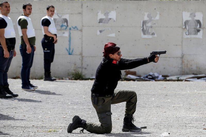 Kadın başpolis erkek meslektaşlarına ateş etmeyi öğretiyor