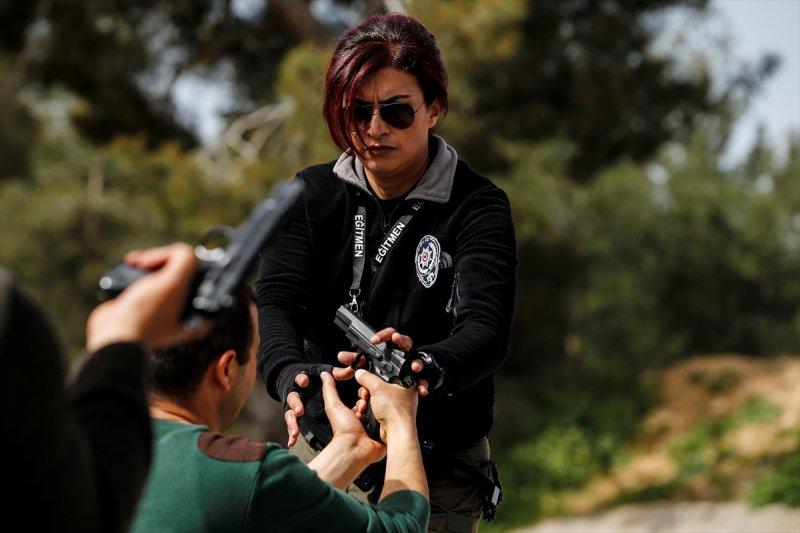 Kadın başpolis erkek meslektaşlarına ateş etmeyi öğretiyor