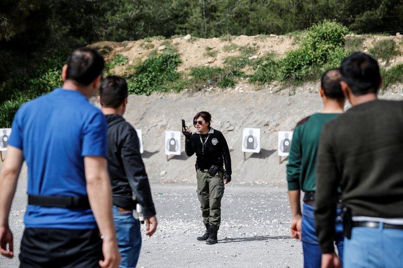 Kadın başpolis erkek meslektaşlarına ateş etmeyi öğretiyor