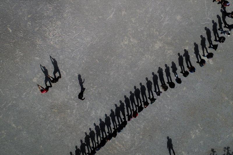 Kadın başpolis erkek meslektaşlarına ateş etmeyi öğretiyor