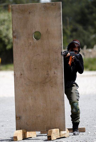 Kadın başpolis erkek meslektaşlarına ateş etmeyi öğretiyor
