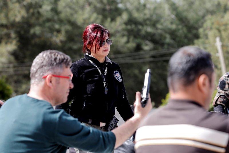 Kadın başpolis erkek meslektaşlarına ateş etmeyi öğretiyor