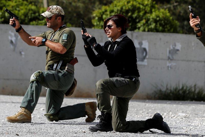 Kadın başpolis erkek meslektaşlarına ateş etmeyi öğretiyor