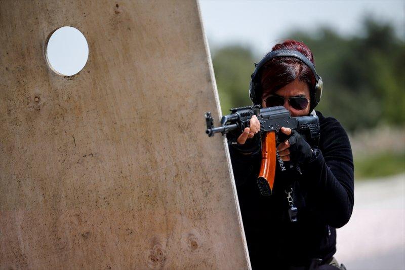 Kadın başpolis erkek meslektaşlarına ateş etmeyi öğretiyor