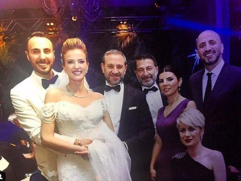 Güzel sunucu Simge Fıstıkoğlu evlendi 