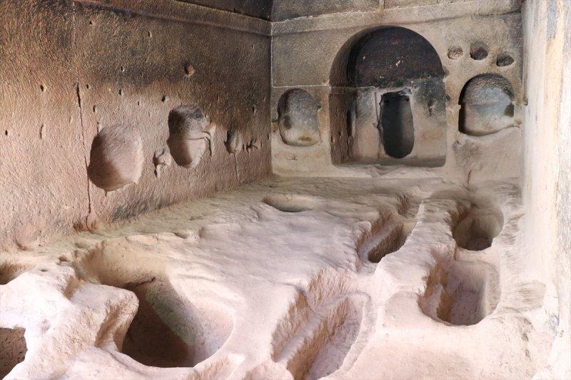 Gümüşler Manastırı'ndaki 'Gülen Meryem Ana' freski