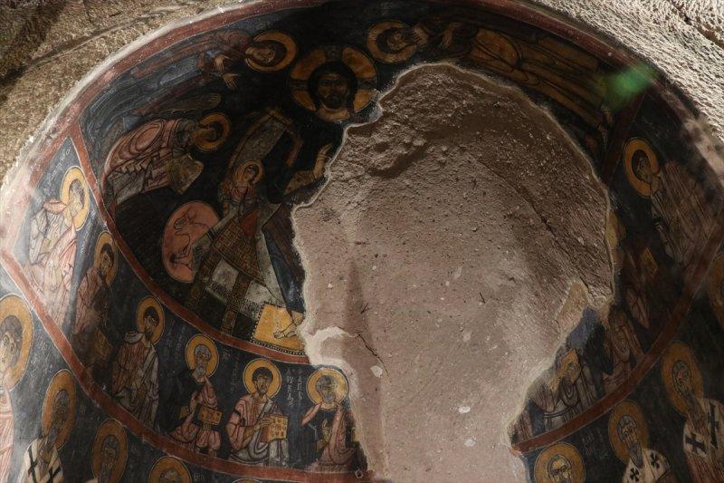 Gümüşler Manastırı'ndaki 'Gülen Meryem Ana' freski