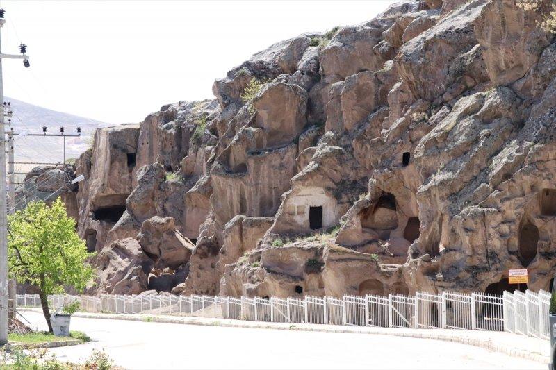 Gümüşler Manastırı'ndaki 'Gülen Meryem Ana' freski