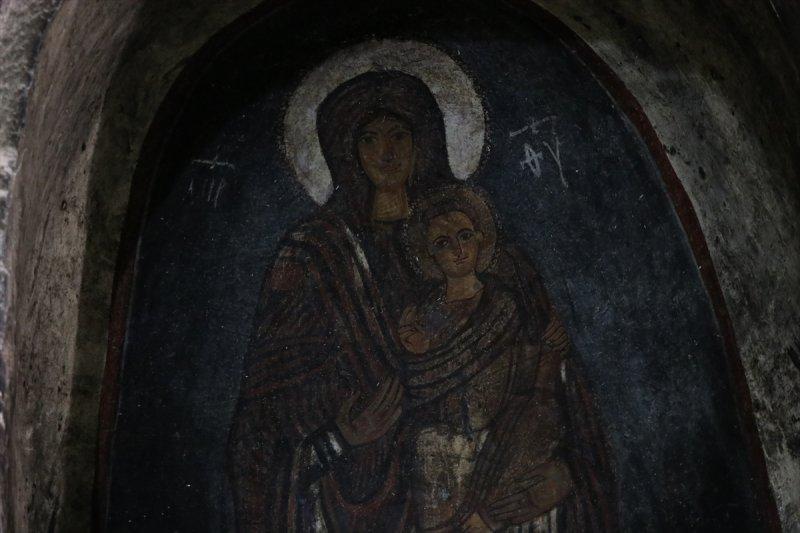 Gümüşler Manastırı'ndaki 'Gülen Meryem Ana' freski