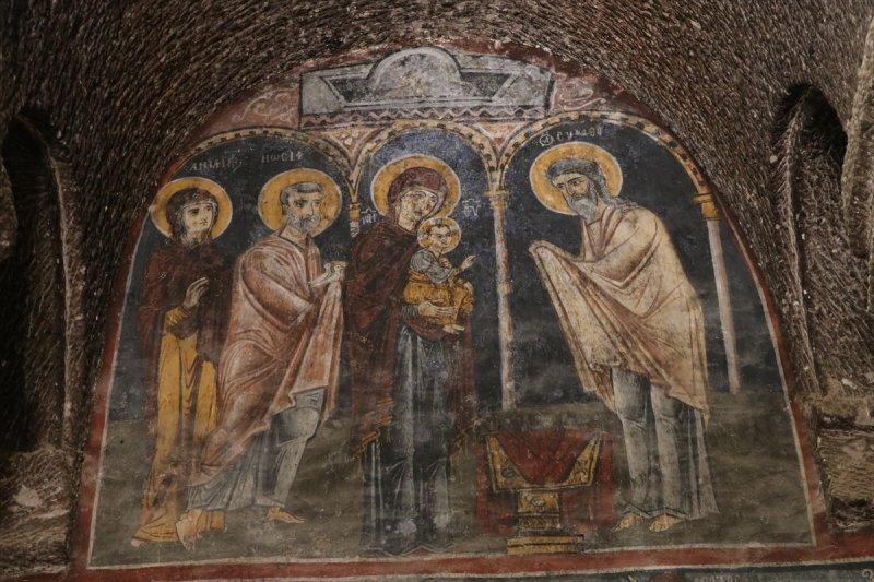 Gümüşler Manastırı'ndaki 'Gülen Meryem Ana' freski