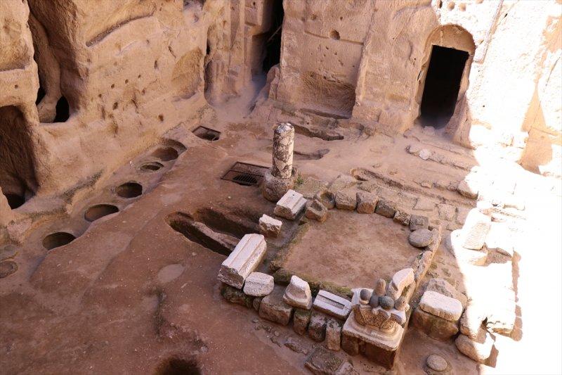 Gümüşler Manastırı'ndaki 'Gülen Meryem Ana' freski